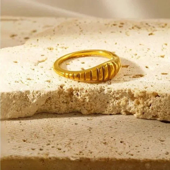 Chic Gold Ring A1508 - Picture 2 of 5